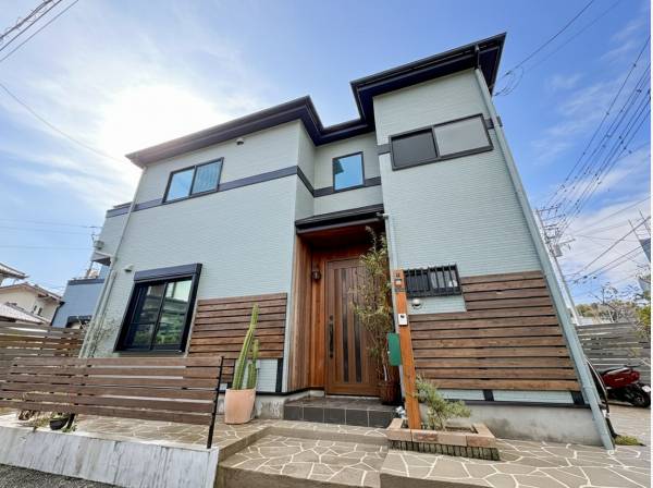 室内の温もりを纏ったウッドアクセントの爽やかなファサード