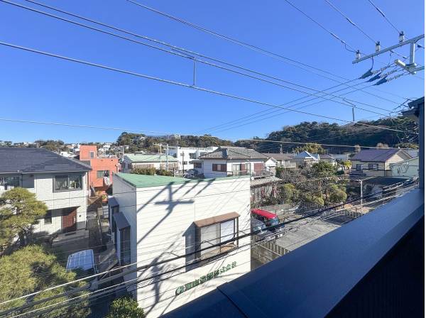 片瀬山を遠くに望む緑豊かな眺望も魅力的です