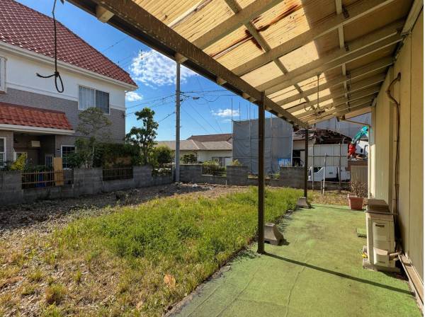 屋根付きテラスと庭空間、外時間を楽しむ住まい設計。