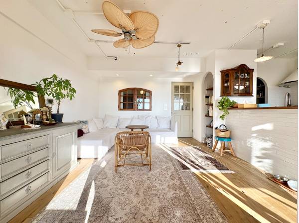 室内扉もオーダーメイド、日当たり良好で明るいリビング