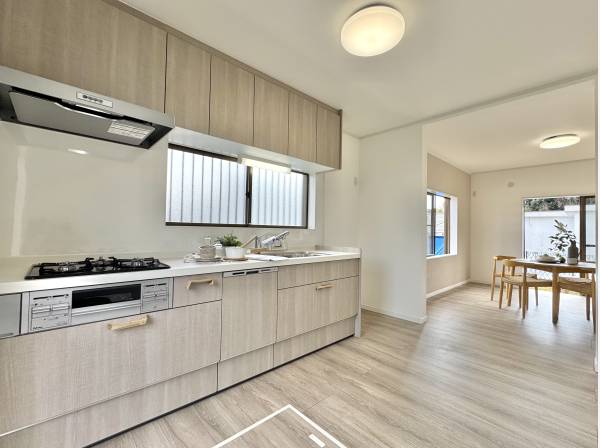 家族の会話が弾む、明るく広がるキッチン空間。