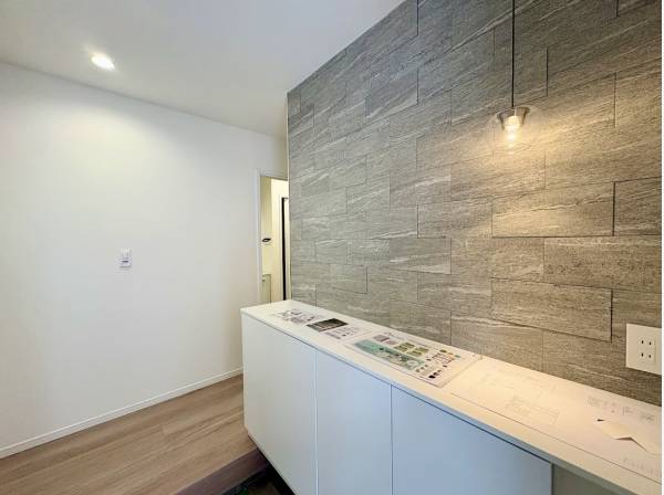 玄関にはエコカラットを採用しており、お洒落ですね！