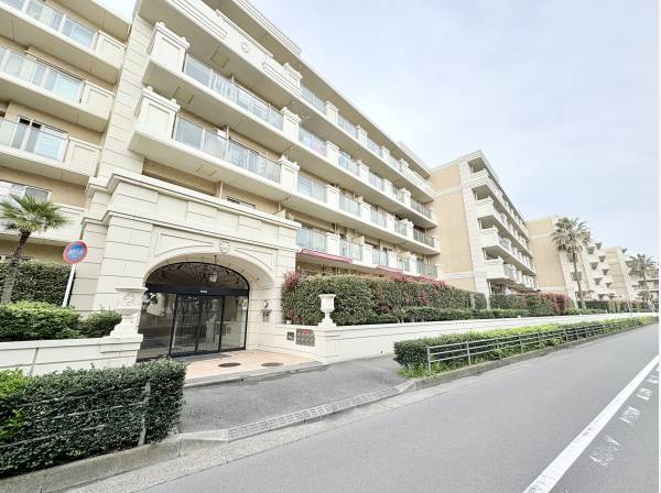 リゾート感溢れるマンション。オートロック付きです