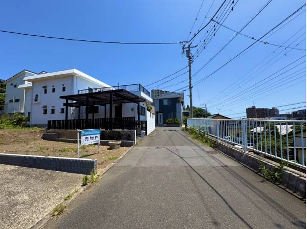 車の往来が少ない行き止まりの道路