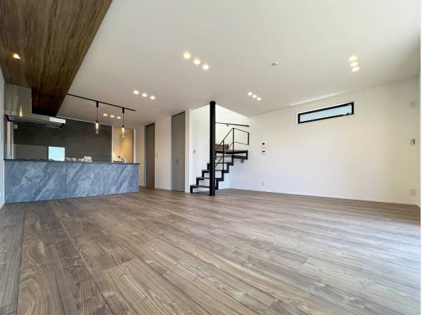 アイアンバーやハイドアがラグジュアリーなリビング