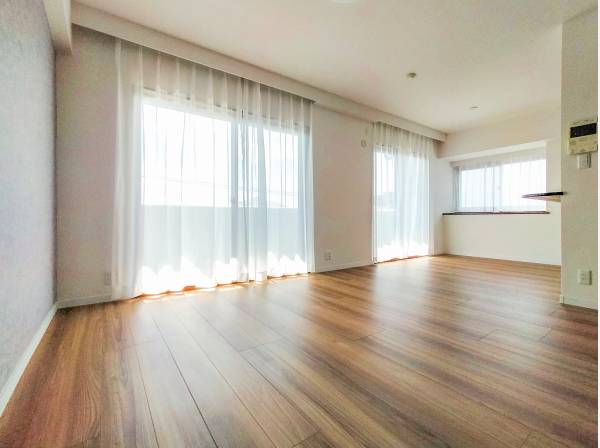 清々しい朝の光を浴びて一日をスタート！自然と笑顔になる明るいリビング