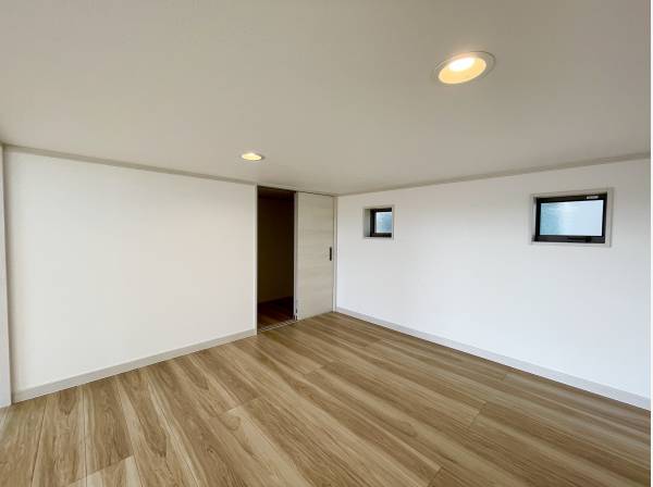 リビング横には収納スペースとしても活用できる小部屋が備わります