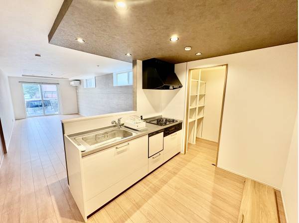 キッチンの後ろも広いです！LDKは20帖以上あります！