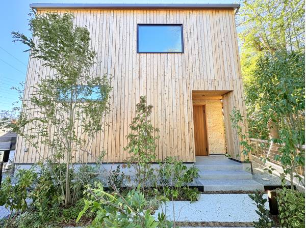 木目の映える外観