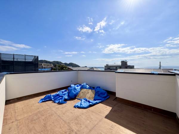 この住宅最大の魅力である海を望むルーフバルコニー！
