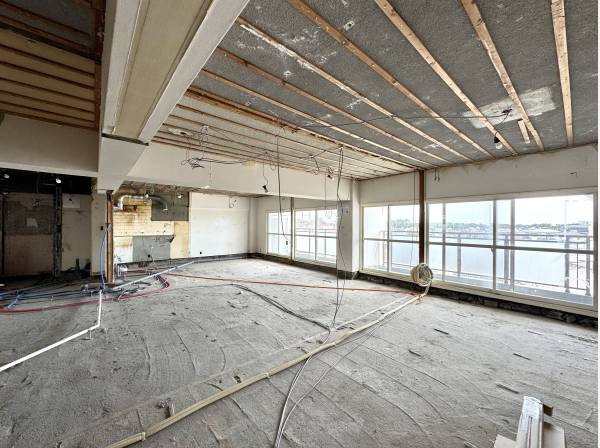 光を取り込む開口部、変化を楽しめる再生前の素材感。