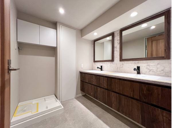 南欧風リゾートホテルを思わせる木枠ミラーとツインタイプの洗面ボウル