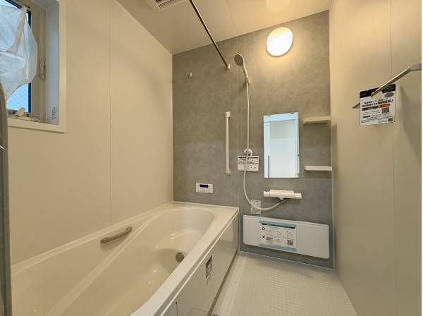 浴室乾燥機付きのバスルーム