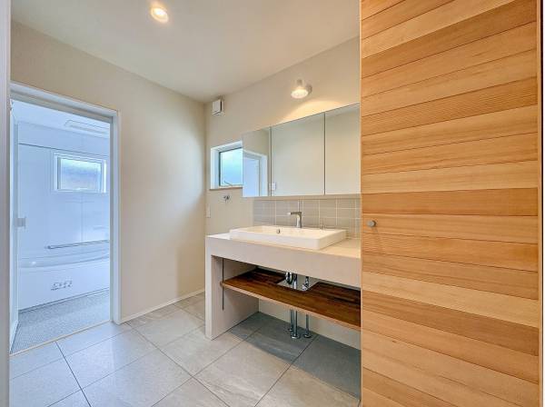 ナチュラルなタイルをアクセントに取り入れた造作洗面台