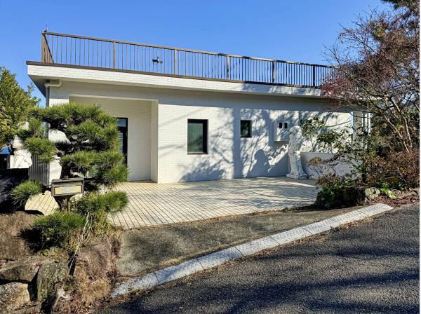 建物外観。傾斜地を利用したＲＣ住宅。建築時には相当なコストがかかったことが伺えます