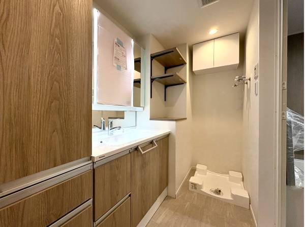 パウダールーム、洗面化粧台は収納もたっぷりです。