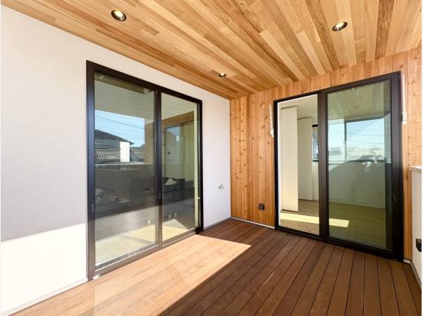 リビングとフラットにつながる天然木を使ったインナーバルコニー