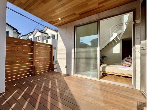 リビングからシームレスにつながるウッドデッキはアウトドアリビングに