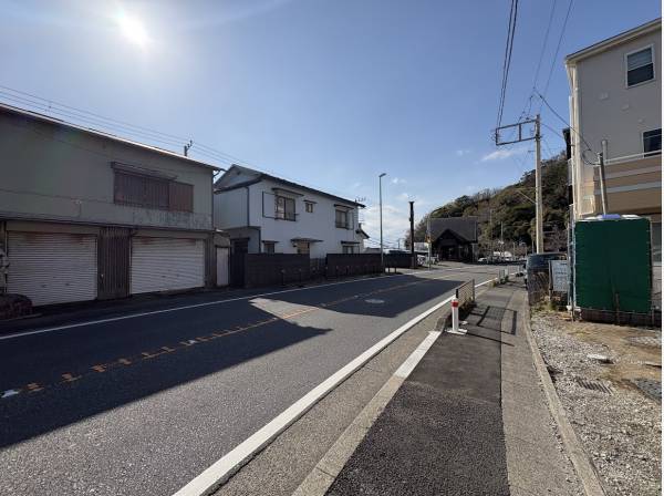 前面道路は葉山町のメイン通り