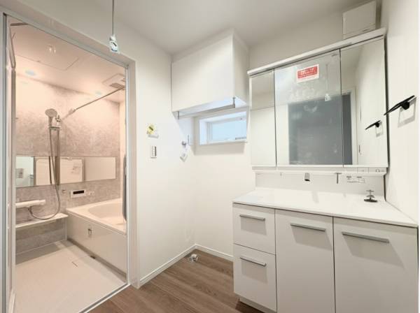 洗練された爽やかなパウダールーム