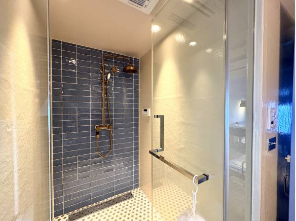 お風呂は浴室はなく、シャワーのみとなります