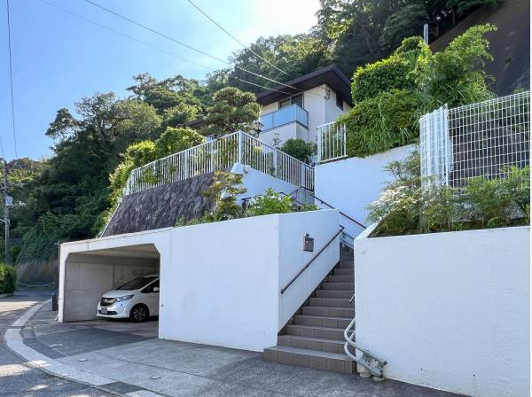 前面道路と程よい高低差がありプライバシーが守られています