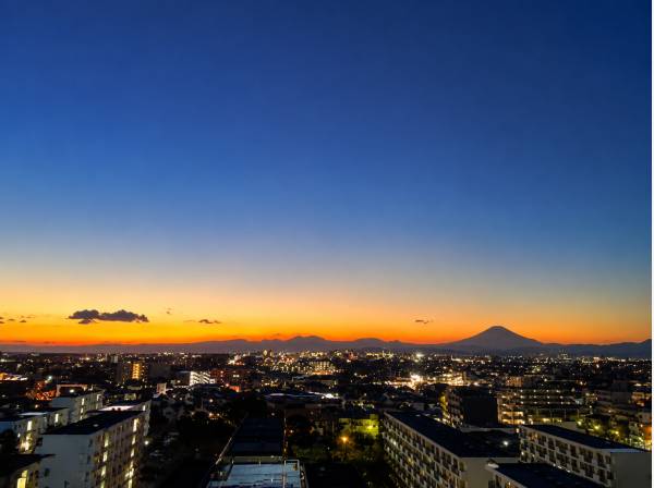 夕暮れに染まる富士山と煌めくサンセットタイム。
