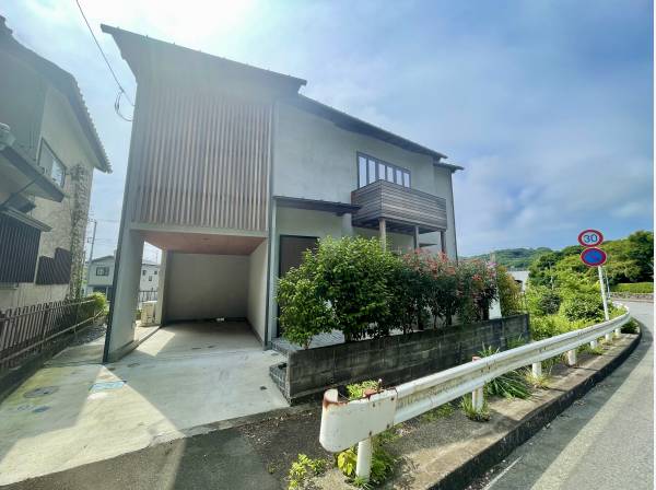 ビルトインガレージになっており前面道路もゆとりあります