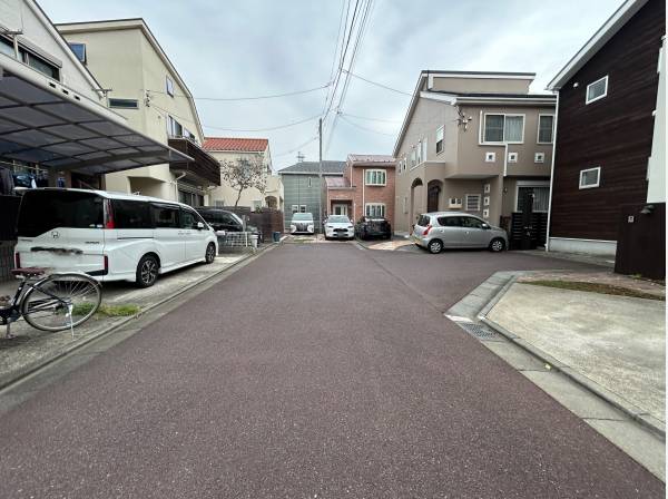 前面道路が広く駐車がラク！