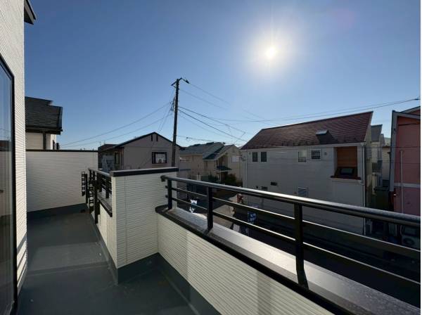 バルコニーも広々！風が心地良いですね！
