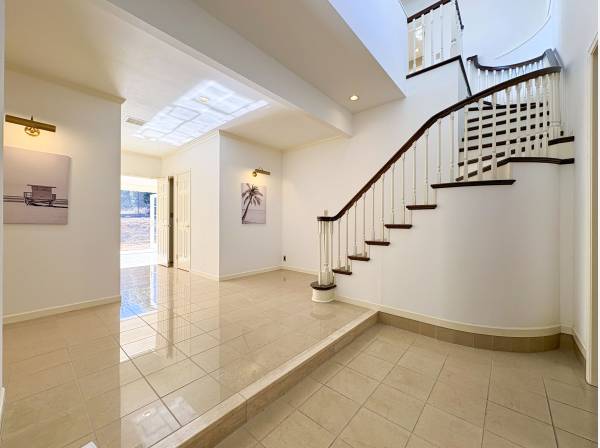 玄関ホールも邸宅の名に相応しいゆとりある造りとなっています