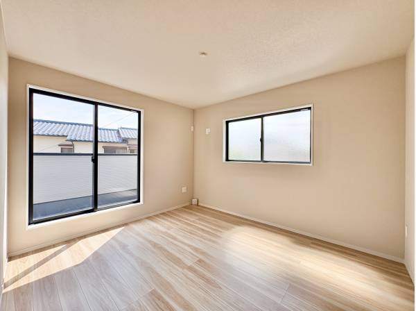 太陽の陽が差し込み、緑も感じられるリゾートライクな暮らしを