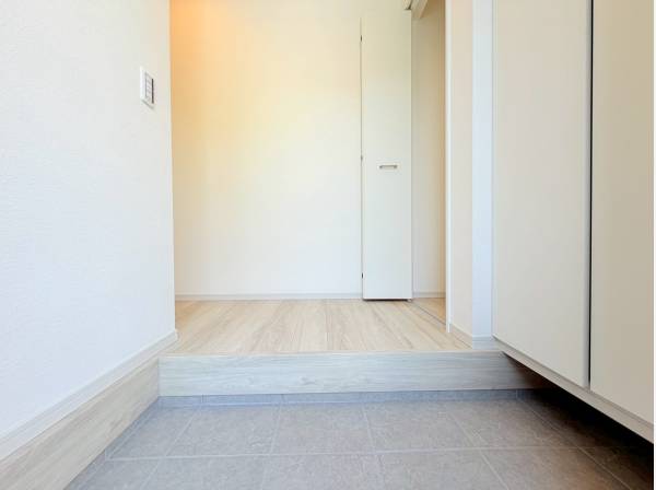 エントランスには玄関収納の他に収納スペース！