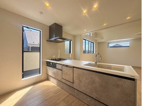 家事効率をぐっと高めてくれるバルコニー隣接のキッチン