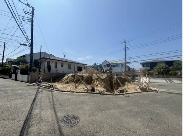 前面道路も広々としています。