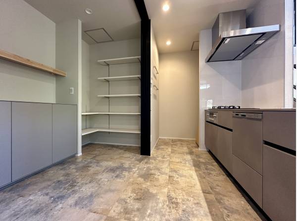 キッチンスペースにはパントリー付き