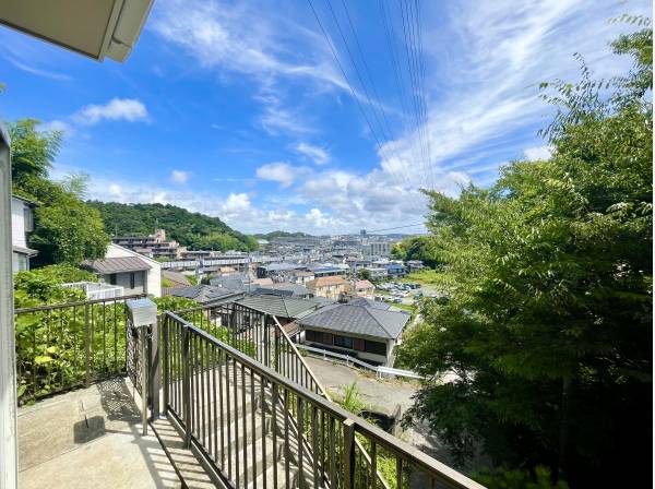 和室の窓からは高台ならではの心地の良い風が入り込みます