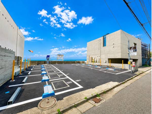 現在は時間貸し駐車場で運用中です