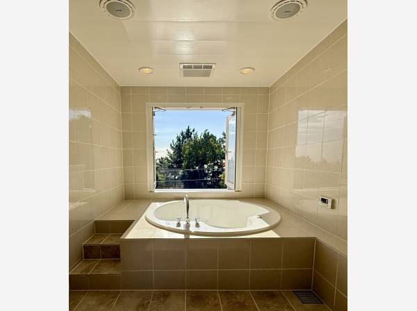 ジャグジーバスからも海を望みます