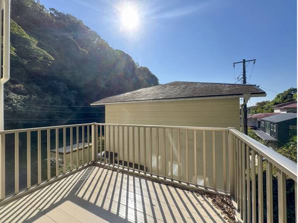 南に広く面したバルコニーはセカンドリビングのような使い方も叶いそう