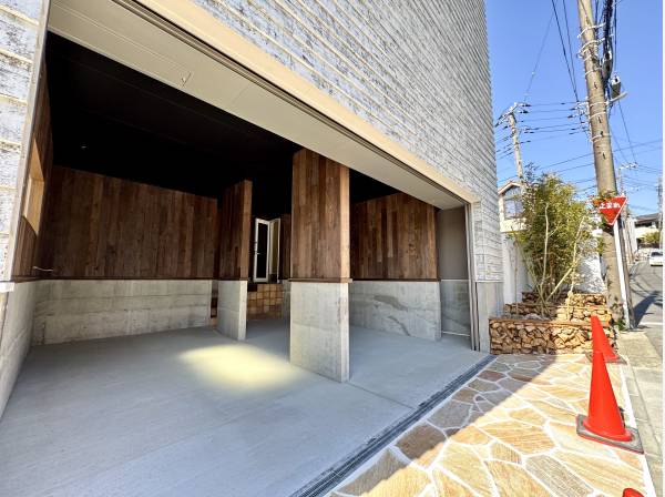 ガレージには車が２台。ガレージ外にも２台止められます