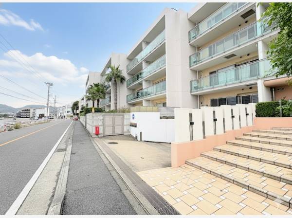 リゾート感あるマンション外観です