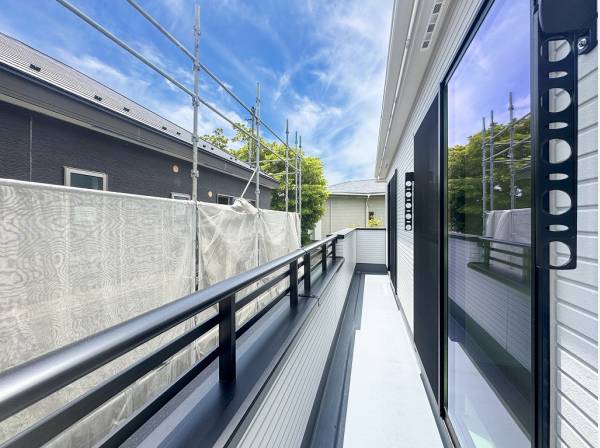 2部屋から行き来が出来る南東向きのワイドバルコニー
