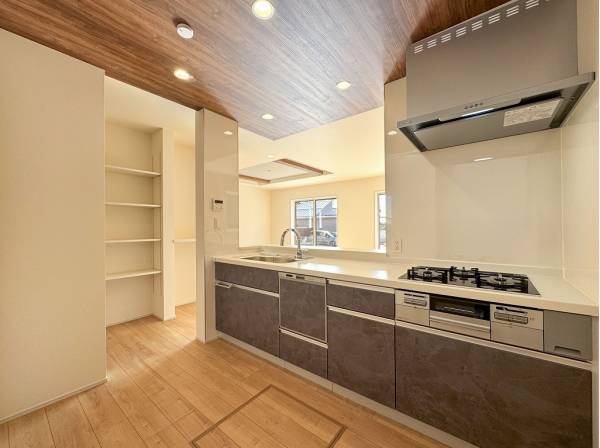 会話を愉しみつつ個室感も感じられるゆとりあるキッチンスペース