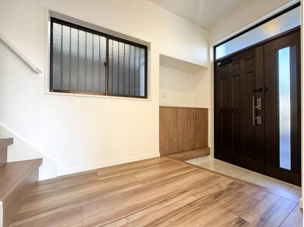 軽やかな1日のスタートを予感させる開放的なエントランス