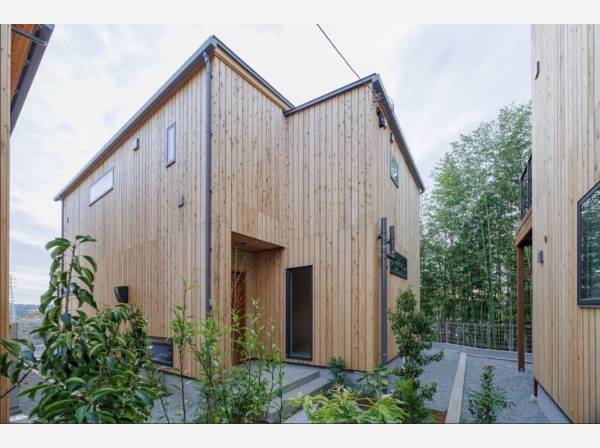 佇まいまで美しい杉板の外壁