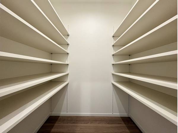 大型収納庫も備えています。