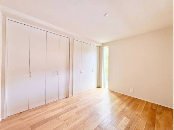 各居室には十分なサイズのクローゼットを完備