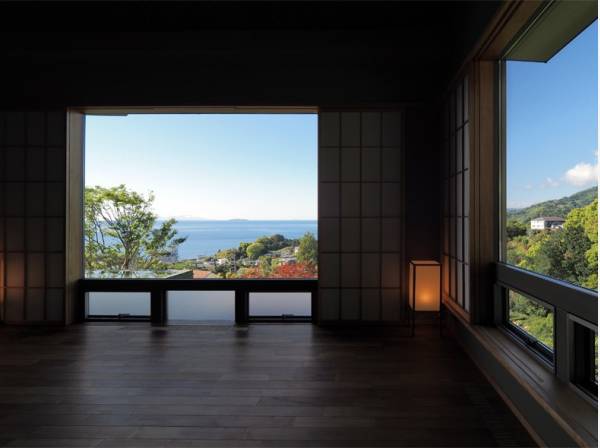 海と山の風景が味わえる寝室