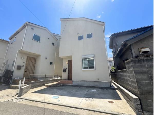 行き止まり地に面したお住まいは車の出入りも快適です